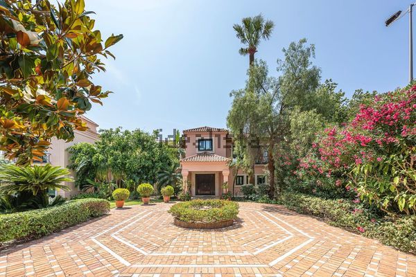 10-bedroom freehold villa in Estepona — photo 2 of 5