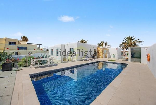 Detached house in Costa Teguise, Teguise — image 4