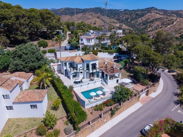 Detached house in Calle El Almendral, 251, Hacienda Las Chapas, Marbella — image 4