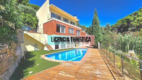 5-bedroom freehold villa in Lloret de Mar — photo 1 of 5