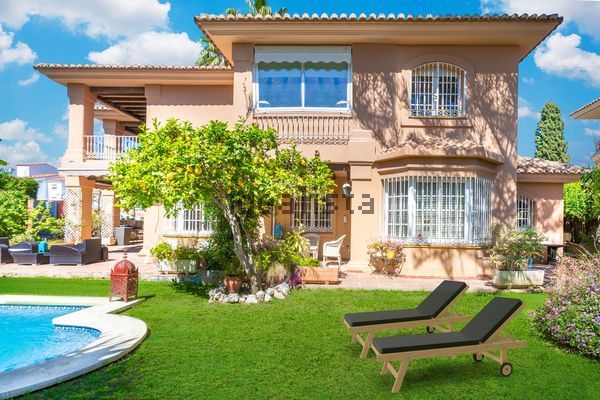 4-bedroom freehold villa in Fuengirola — photo 1 of 5
