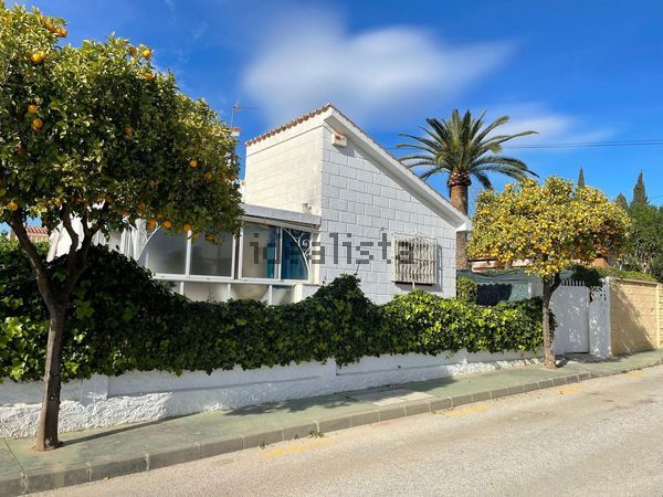 4-bedroom freehold villa in Málaga — photo 1 of 5