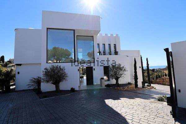 Detached house in Paseo de Francia, Hacienda Elviria, Marbella — image 3