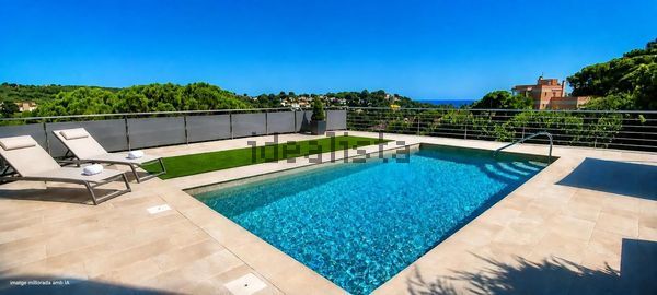4-bedroom freehold villa in Lloret de Mar — photo 1 of 5