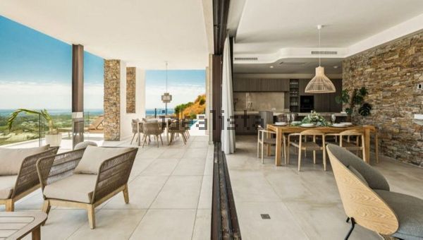 4-bedroom freehold villa in Benahavís — photo 2 of 5