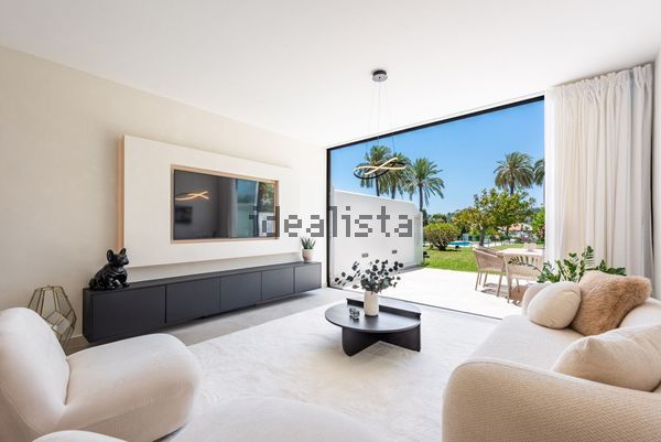4-bedroom freehold villa in Marbella — photo 1 of 5