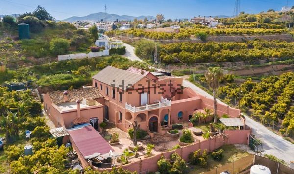 4-bedroom freehold villa in Nerja — photo 1 of 5
