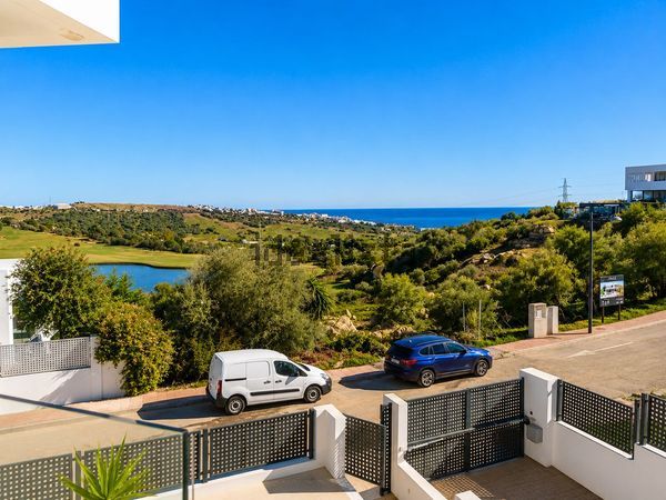 3-bedroom freehold villa in Estepona — photo 2 of 5