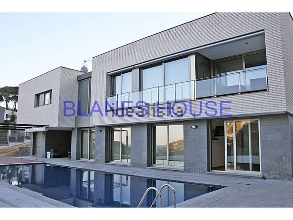 4-bedroom freehold villa in Blanes — photo 1 of 5