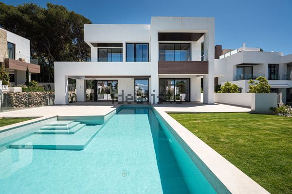 5-bedroom freehold villa in Marbella — photo 1 of 5