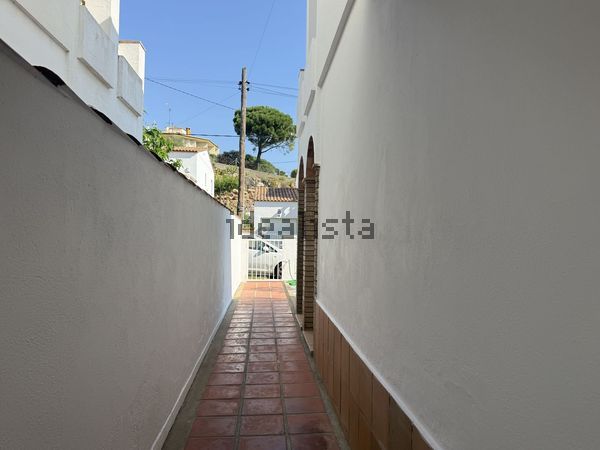 4-bedroom freehold villa in L'Escala — photo 3 of 5