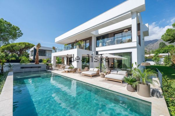 6-bedroom freehold villa in Marbella — photo 1 of 5