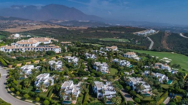 5-bedroom freehold villa in Casares — photo 1 of 5