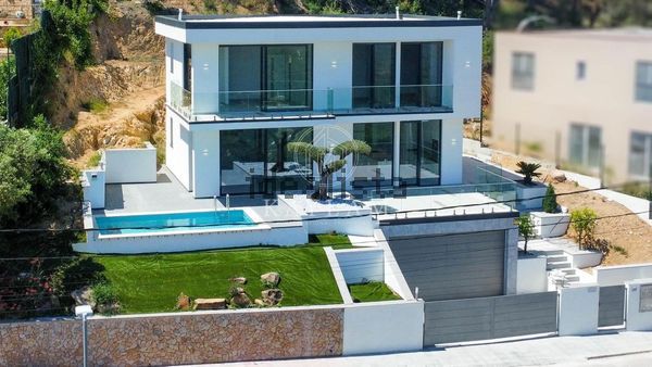 4-bedroom freehold villa in Lloret de Mar — photo 1 of 5