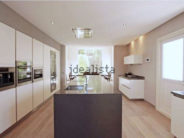 6-bedroom freehold villa in Marbella — photo 1 of 5
