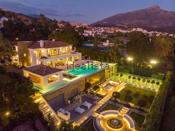 5-bedroom freehold villa in Marbella — photo 1 of 5