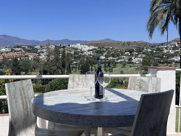 3-bedroom freehold villa in Estepona — photo 1 of 5