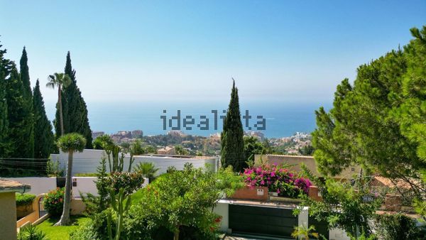 4-bedroom freehold villa in Benalmádena — photo 1 of 5