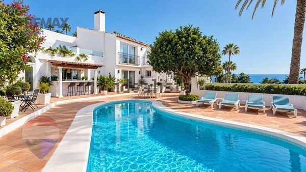 3-bedroom freehold villa in Estepona — photo 1 of 5