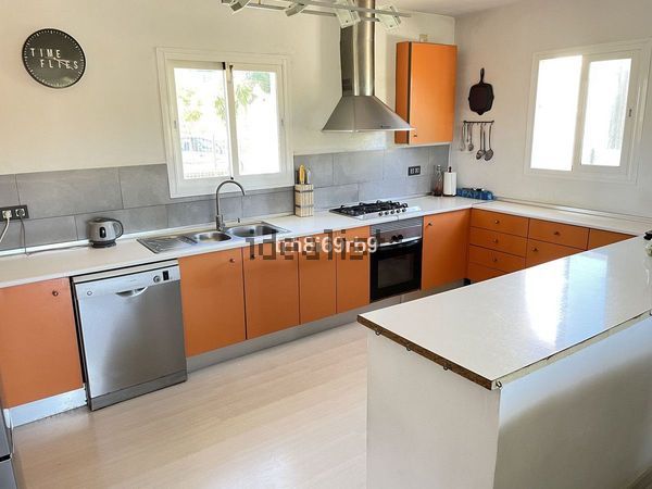 3-bedroom freehold villa in Estepona — photo 4 of 5