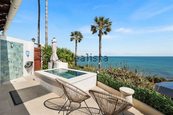 4-bedroom freehold villa in Estepona — photo 1 of 5