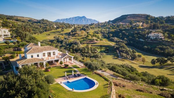 5-bedroom freehold villa in Benahavís — photo 1 of 5