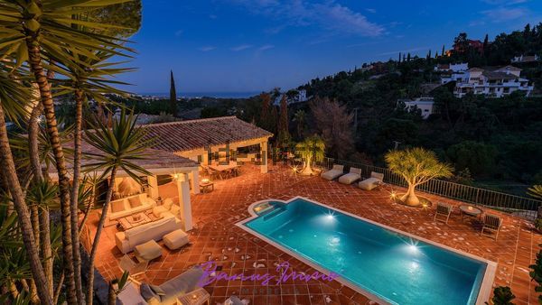 4-bedroom freehold villa in Benahavís — photo 1 of 5