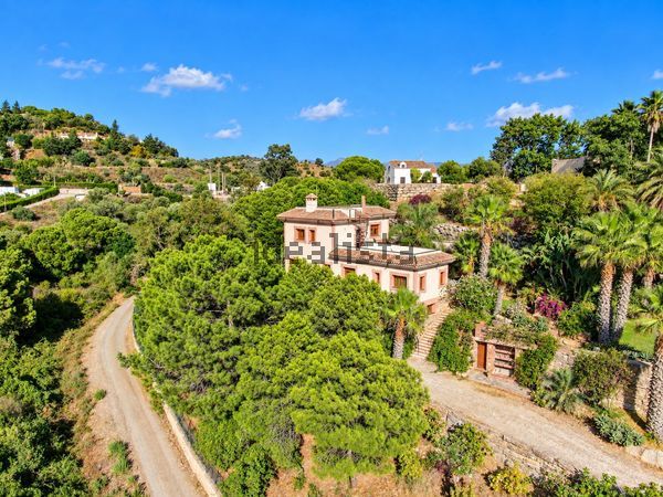 4-bedroom freehold villa in Estepona — photo 3 of 5