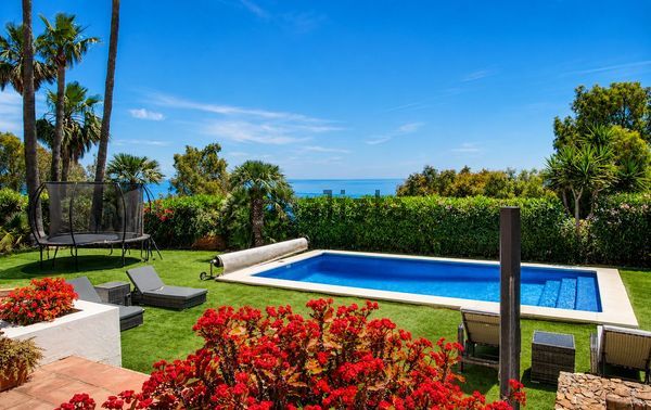 4-bedroom freehold villa in Manilva — photo 1 of 5