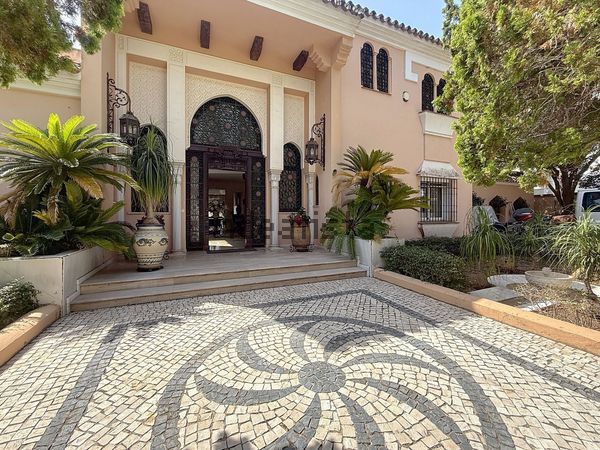 8-bedroom freehold villa in Estepona — photo 1 of 5