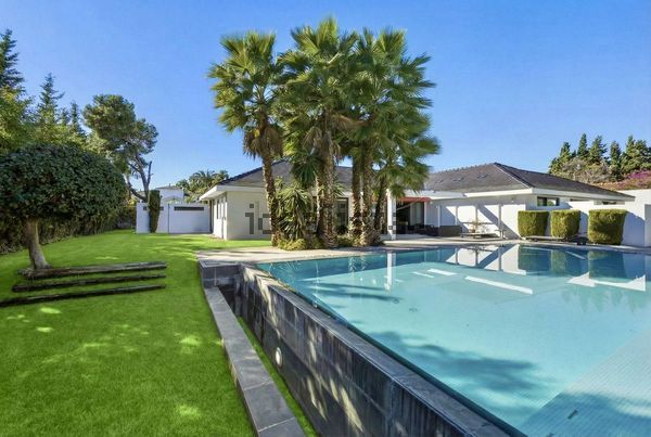 6-bedroom freehold villa in Marbella — photo 1 of 5
