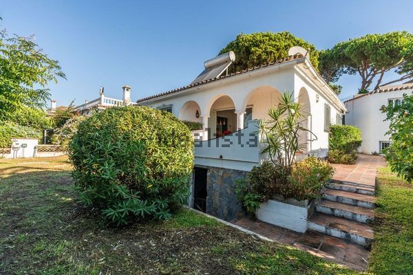 Detached house in Urbanización Costabella, Costabella, Marbella — image 5
