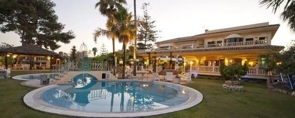 12-bedroom freehold villa in Marbella — photo 2 of 5