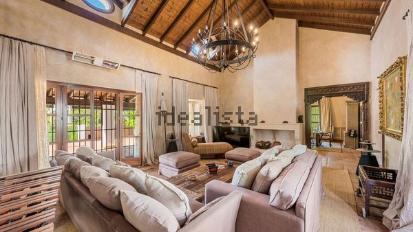 10-bedroom freehold villa in Estepona — photo 2 of 5