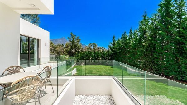 4-bedroom freehold villa in Marbella — photo 1 of 5