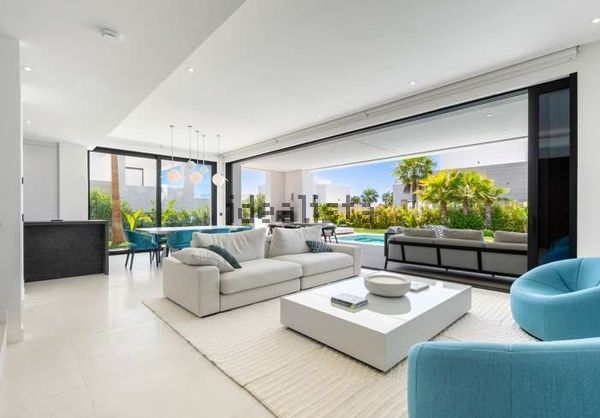 5-bedroom freehold villa in Marbella — photo 1 of 5