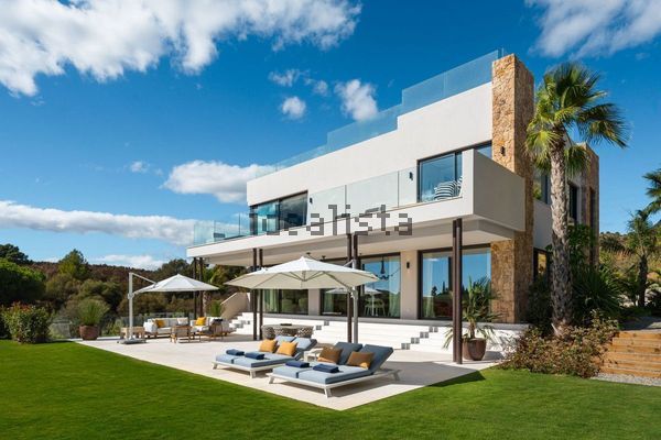5-bedroom freehold villa in Marbella — photo 1 of 5