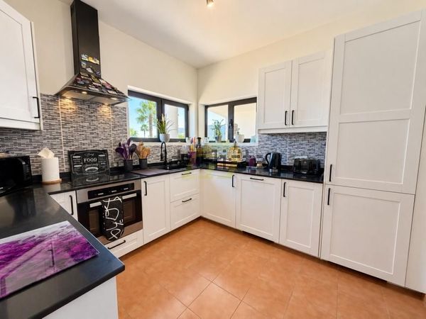 4-bedroom freehold villa in Yaiza — photo 3 of 5