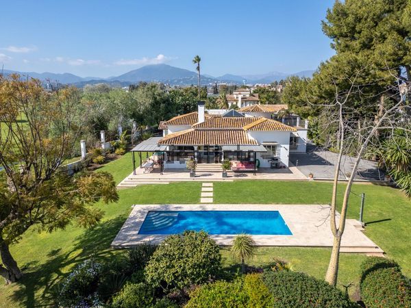 4-bedroom freehold villa in Marbella — photo 1 of 5