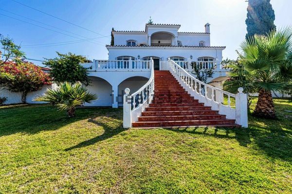 4-bedroom freehold villa in Nerja — photo 2 of 5