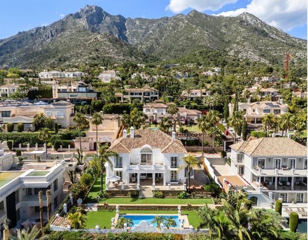 5-bedroom freehold villa in Marbella — photo 1 of 5