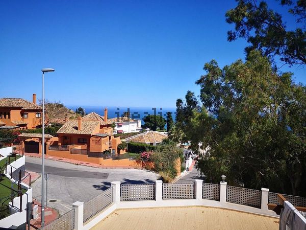 4-bedroom freehold villa in Benalmádena — photo 1 of 5