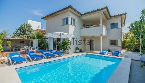 4-bedroom freehold villa in Pollença — photo 1 of 5