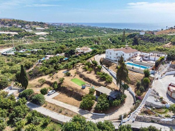 5-bedroom freehold villa in Nerja — photo 1 of 5
