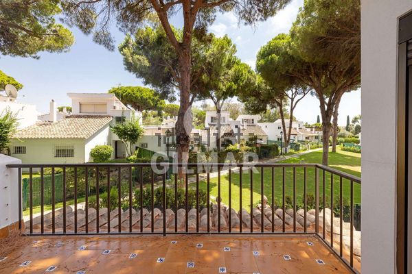 3-bedroom freehold villa in Estepona — photo 1 of 5