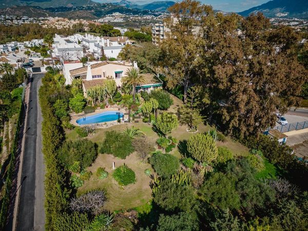 Detached house in Avenida del Coral, Nueva Atalaya, Estepona — image 3