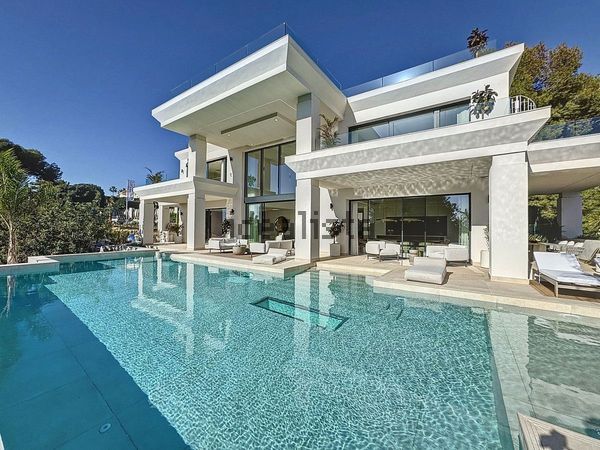 6-bedroom freehold villa in Marbella — photo 1 of 5