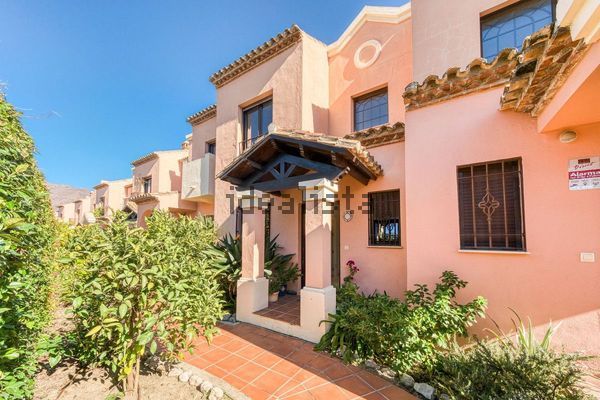 3-bedroom freehold villa in Estepona — photo 2 of 5