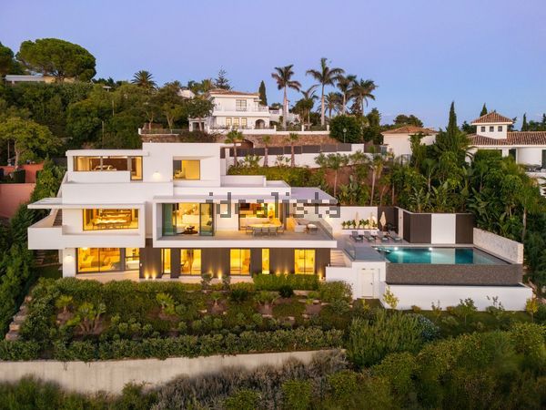 4-bedroom freehold villa in Marbella — photo 1 of 5