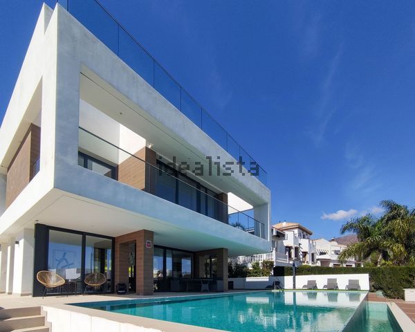 3-bedroom freehold villa in Estepona — photo 1 of 5